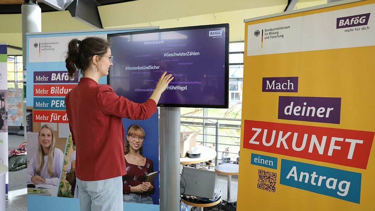 Ein interaktiver Touchscreen mit einer dreidimensionalen Wortwolke lockte Interessierte an den Informationstand. Foto: Jennifer Schulte/Studentenwerk Niederbayern/Oberpfalz