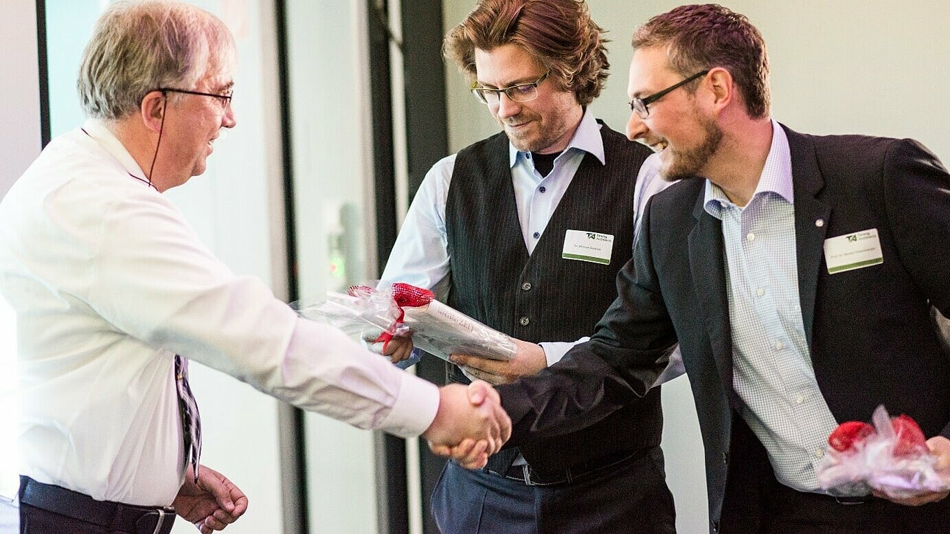 Die Gründungsidee zu „Timing-Architects“ kam Dr. Martin Hobelsberger (rechts) und Dr. Michael Deubzer (links) während ihrer Forschungsmitarbeit im Laboratory for Safe and Secure Systems der OTH Regensburg.