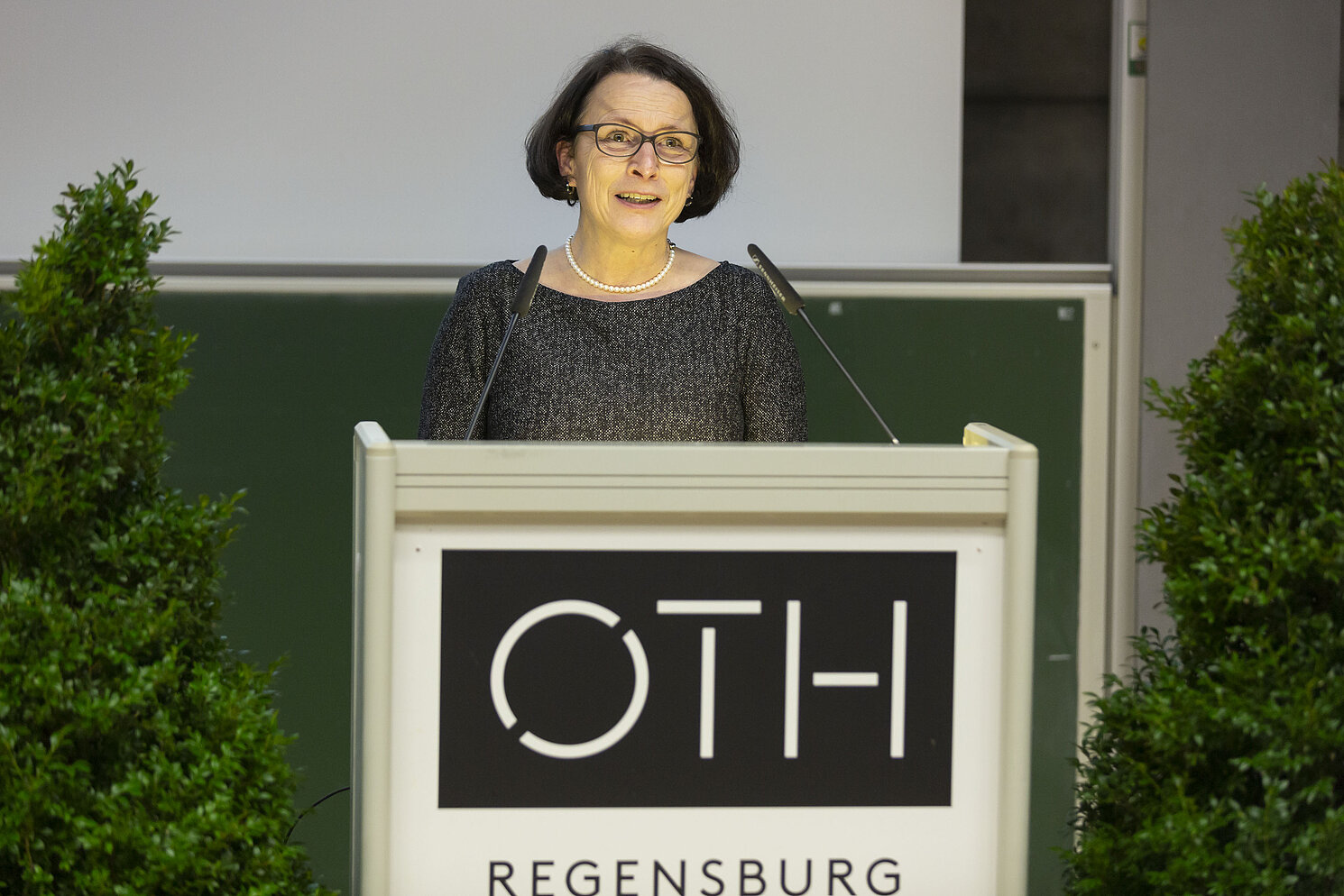 Festakt 10 Jahre Studiengang Sensorik und Analytik an der OTH Regensburg: Bürgermeisterin Gertrud Maltz-Schwarzfischer betont die Wichtigkeit von Sensorik-Experten für den Standort.
