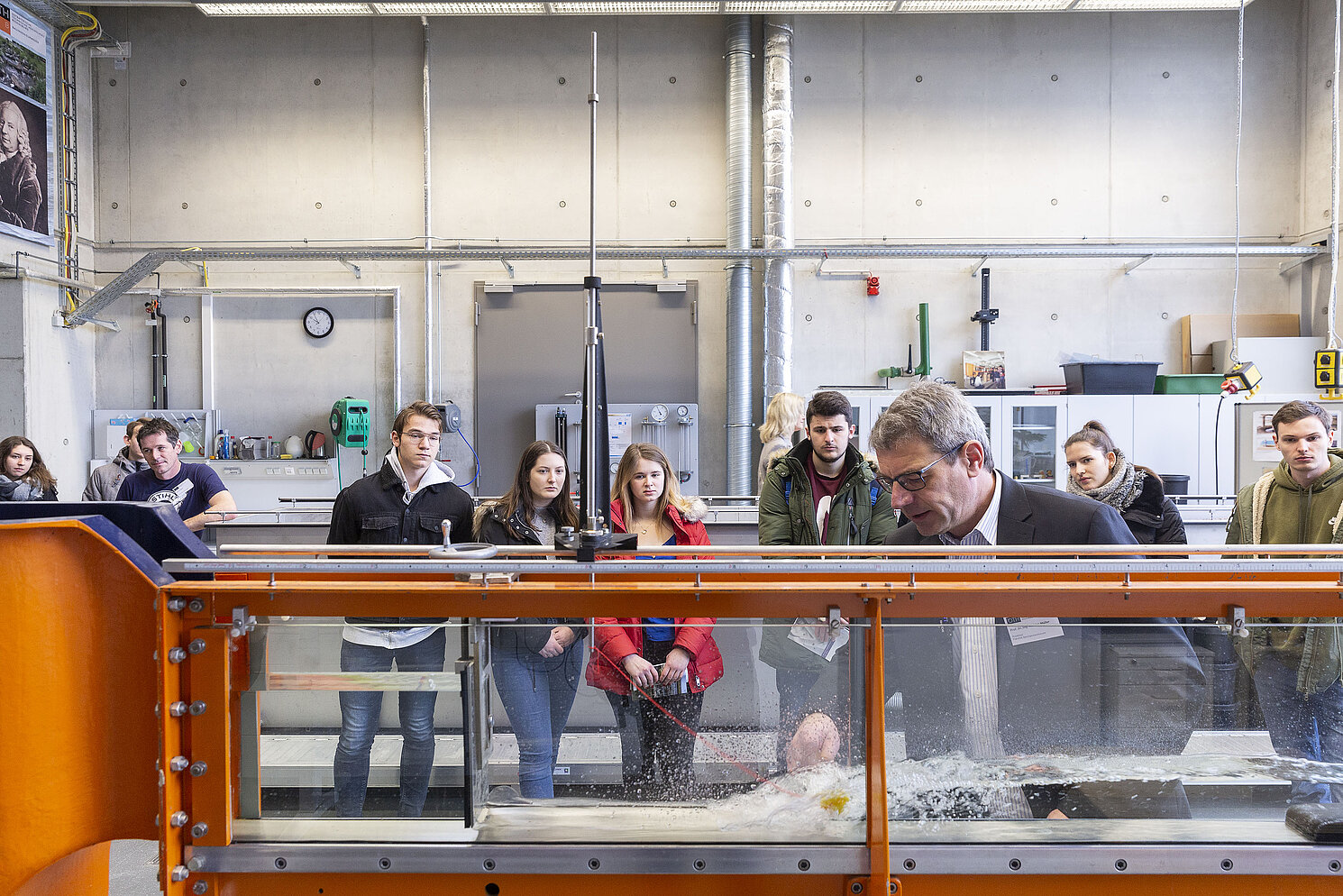 Die Studieninteressierten durften bei zahlreichen Führungen hinter die Kulissen der Hochschulen blicken. Hier zeigt Prof. Dr. Mathias Müller im Wasserbaulabor der Fakultät Bauingenieurwesen der OTH Regensburg einen Versuch.