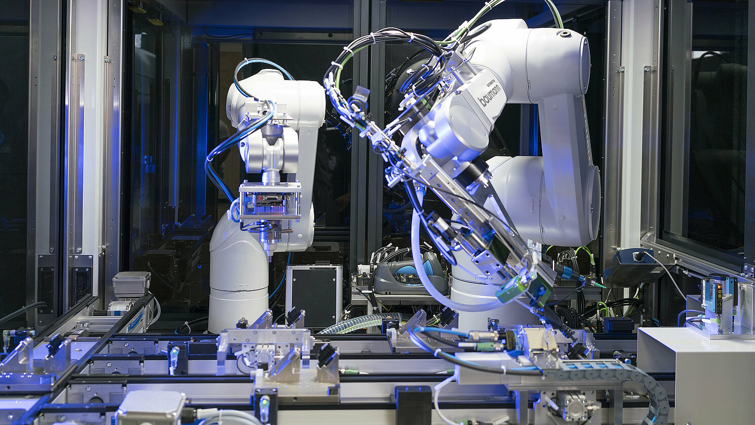 Eine Fertigungszelle mit Roboter, wie sie im Projekt untersucht wird. 
