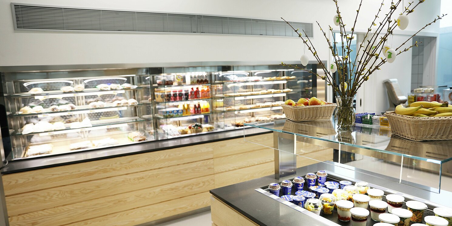 Mit edler Holzoptik und einem lichtdurchfluteten Verkaufsraum passt die neue Cafeteria perfekt in das Gesamtkonzept des Architektur-Gebäudes. Foto: STWNO/Nicolas Müller