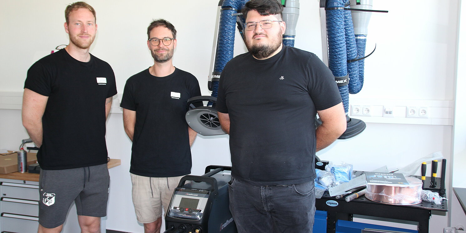 Neben Thomas Zimmermann (rechts) sind Sven Lange und Tobias Wolf für den Betrieb der Werkstätten zuständig. Foto: Tanja Rexhepaj/OTH Regensburg
