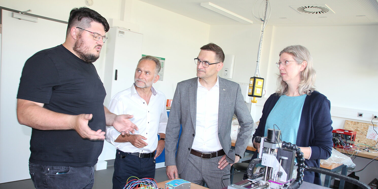 Prof. Dr. Katherine Gürtler, Prof. Dr. Oliver Steffens und Dr. Marcus Graf zeigten sich begeistert von den Möglichkeiten, de die beiden Werkstätten bieten. Foto: Tanja Rexhepaj/OTH Regensburg