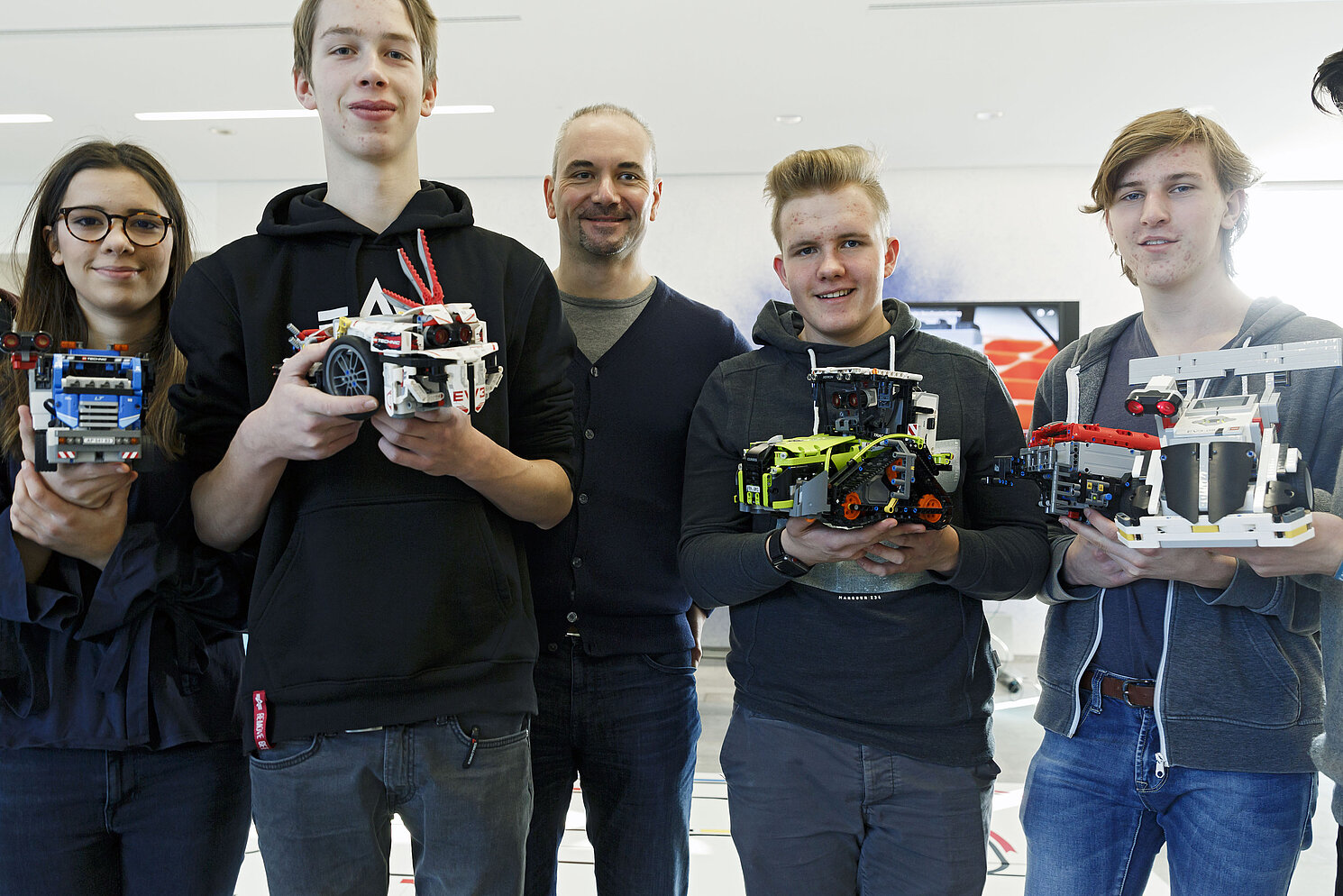 Eine Schülerin und Schüler vom Gymnasium Beilngries stellten beim Regensburger Hochschultag ihre Projektergebnisse vor. Foto: OTH Regensburg / Florian Hammerich