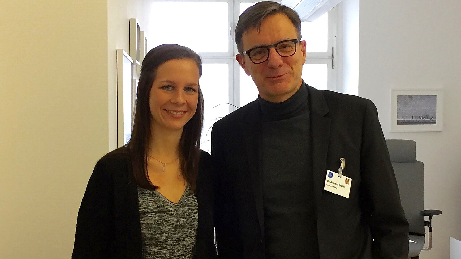 Die Deutschlandstipendiatin Verena Winterlich (links), die an der OTH Regensburg studiert, und Dr. Andreas Kestler, der Geschäftsführer des Krankenhauses Barmherzige Brüder Regensburg