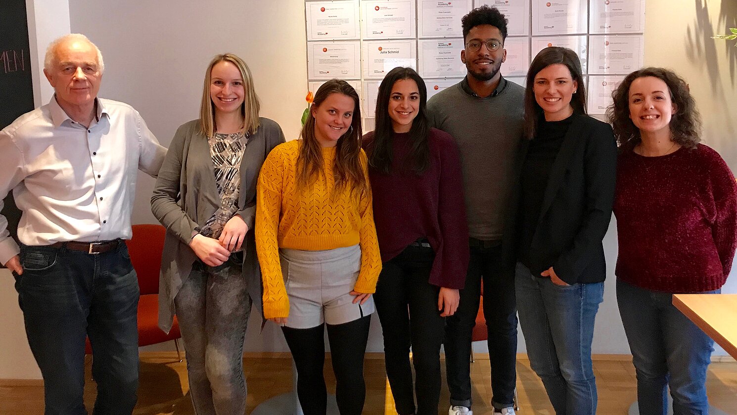 Studierende des Fachs „Digitales Marketing“ mit Dozentin Dr. Stephanie Krinner (2. von rechts) zu Besuch bei Peter Fürmetz (links) und Isabell Weiß (rechts) von der Marketingagentur HOPPE7. Foto: Nicola Kemp, HOPPE7