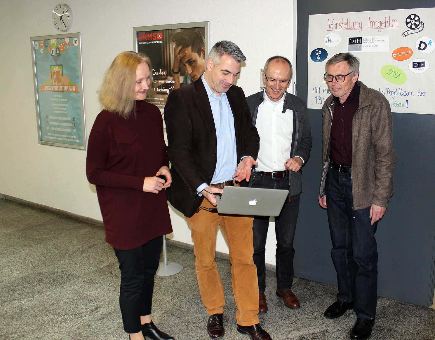 Das Team des start-up centers (von links) Brigitte Kauer, Prof. Dr. Sean Patrick Saßmannshausen und Christoph Aisch (ganz rechts) mit Prof. Dr. Michael Höschl (2. von rechts)