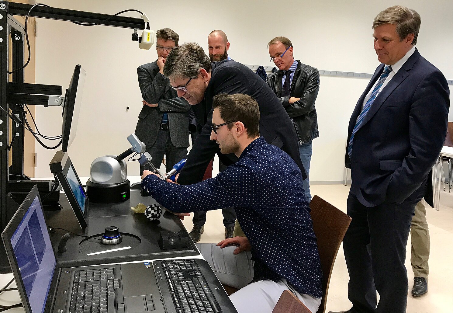 Doktorand im ReMIC von Prof. Palm, Johannes Maier, zeigt im Rahmen eines „Hands-On“ den HaptiVisT Demonstrator. Foto: Alexander Leis, RCBE