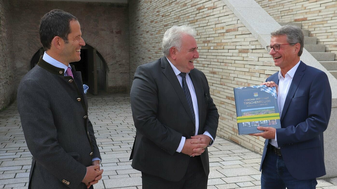 Peter Gold (Mitte) überreichte Bernd Sibler (rechts) zum Abschluss seines Besuches die neue "Chronik der Stadt Tirschenreuth". Links: Albert Rupprecht.