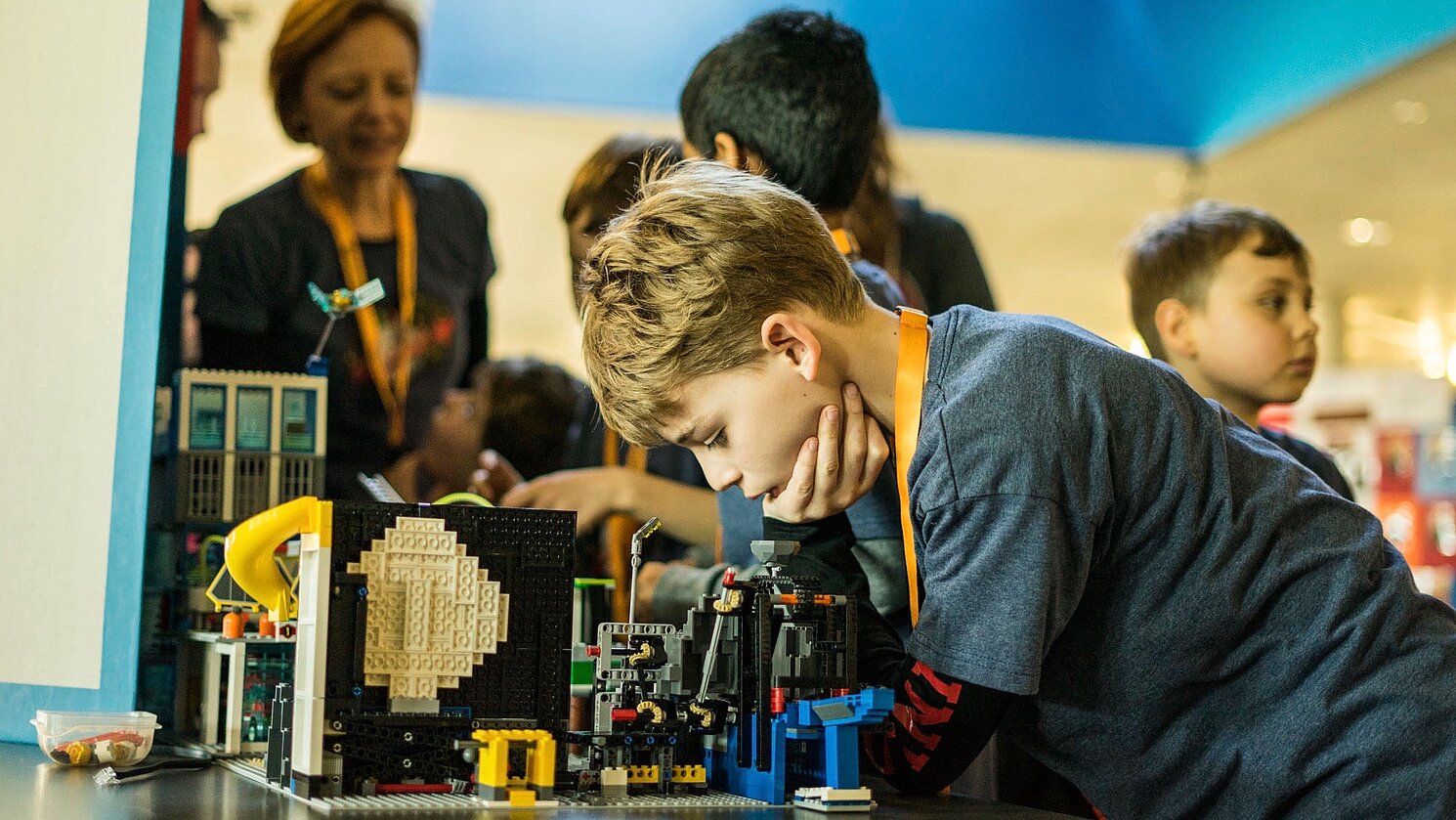 Neben einem Forschungsposter, das ihre Entdeckung und ihr Team vorstellt, bauten sich die Teams bei der FIRST LEGO League auch ein motorisiertes Modell aus LEGO-Steinen. 