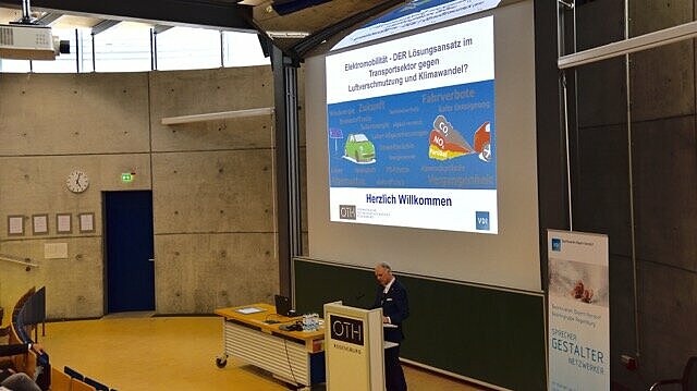 Prof. Dr. Frank Herrmann von der OTH Regensburg bei seinem Eingangsvortrag zur Eröffnung.