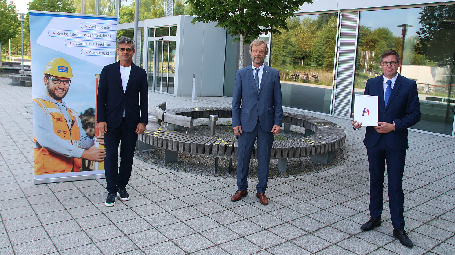 Vereinbarten intensive Zusammenarbeit (v.li.): Bauunternehmer Josef Rädlinger, Prof. Dr. Wolfgang Baier, Präsident der OTH Regensburg, und Florian Prosch, geschäftsführender Vorstand der Rainer Markgraf Stiftung.