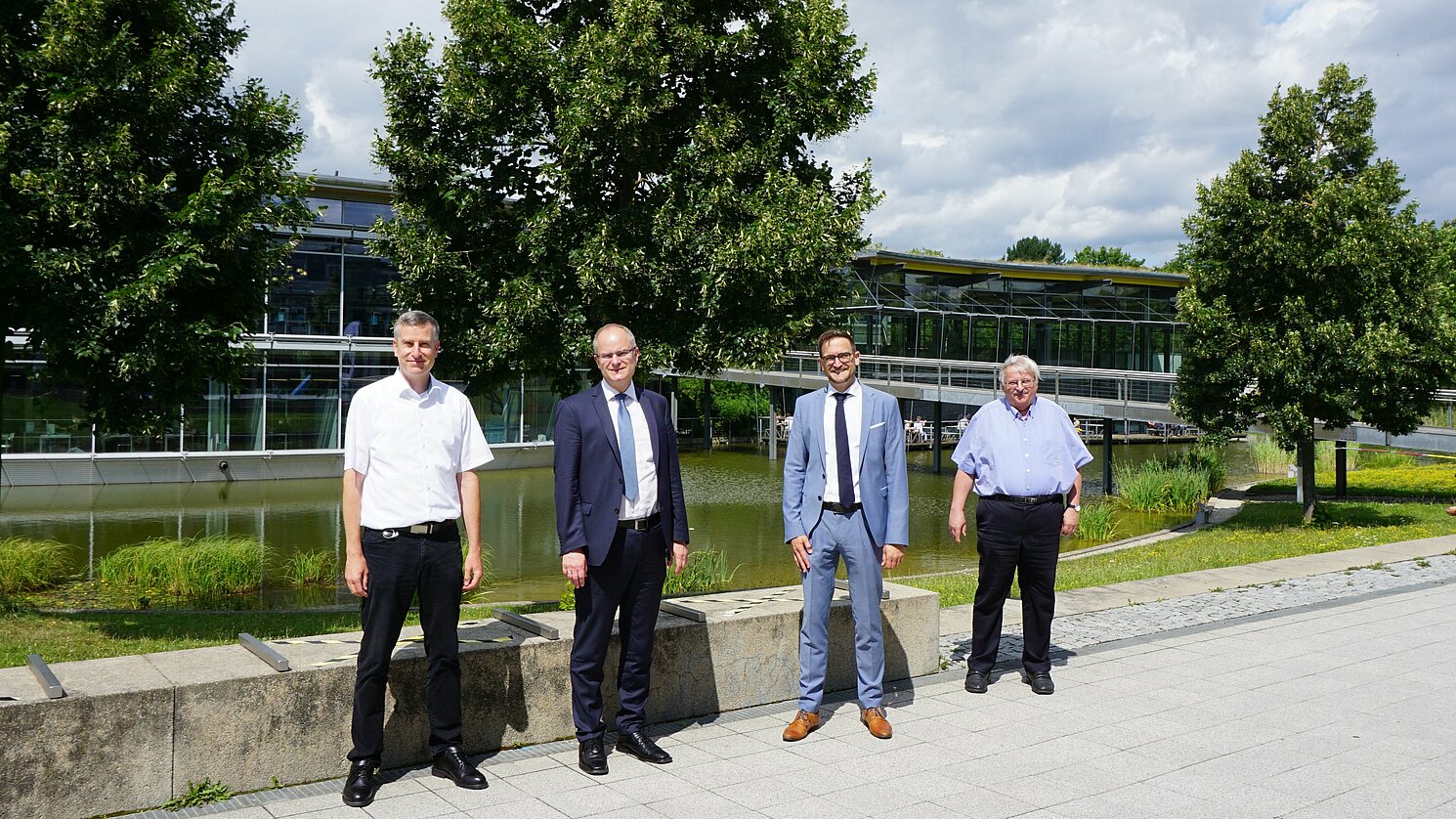 Vizepräsident für Internationales der German Jordanian University (GJU) zu Besuch auf dem Campus der OTH Regensburg. Von links: Prof. Dr. Markus Bresinsky, Auslandsbeauftragter der Fakultät für Angewandte Natur- und Kulturwissenschaften, Prof. Dr. Ralf Roßkopf, Vizepräsident für Internationales der GJU, Prof. Dr. Oliver Steffens, Vizepräsident für Forschung und Internationales, sowie Dr. Wilhelm Bomke, Leiter des Akademischen Auslandsamts.