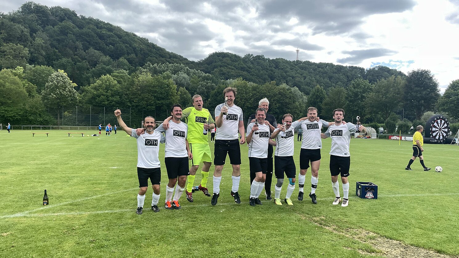 Riesige Freude nach dem Abpfiff (von links): Andrei Földi (7 Tore), Ludwig Langwieder, Matthias von Knoblauch, Michael Wolfsteiner (4), Siegfried Schrammel, Armin Kolb (dahinter), Daniel Leinzinger (4), Johannes Seitz (1), Daniel Oppelt (2). Foto: Sabrina Urban