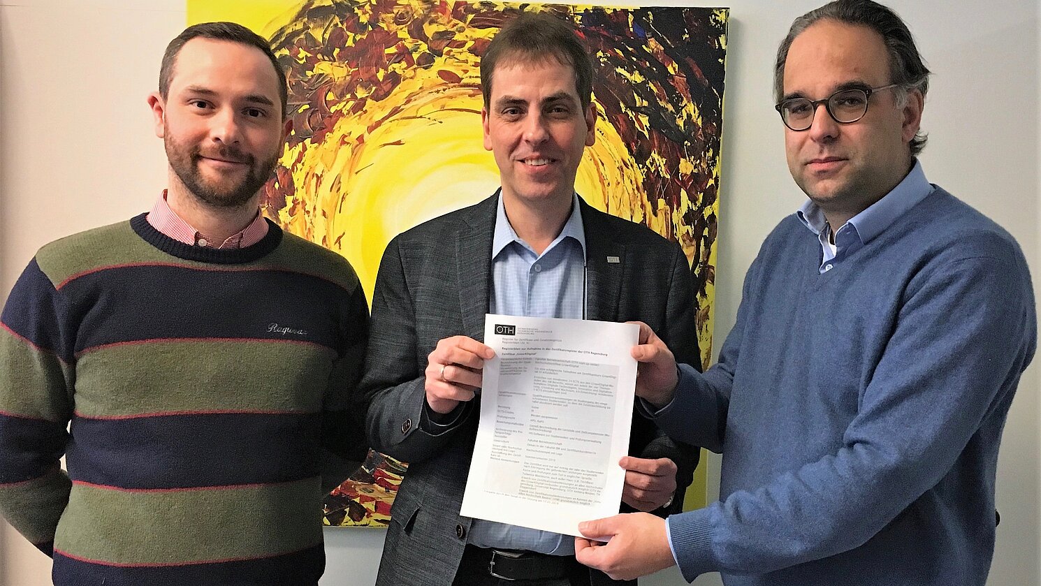 Von links: Die Projektkoordinatoren Alexander Ojeda Moreno und Wolfgang Voigt bedanken sich beim Vizepräsidenten Studium und Lehre der OTH Regensburg, Prof. Dr. Ralph Schneider, für die Zusammenarbeit.