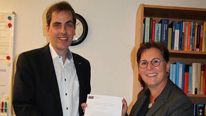 Von links: Der Vizepräsident der OTH Regensburg Prof. Dr. Ralph Schneider überreicht die Akkreditierungsurkunde an die Regensburger ANP-Studiengangleiterin Prof. Dr. Annette Meussling-Sentpali. Foto: Dr. Kerstin Pschibl