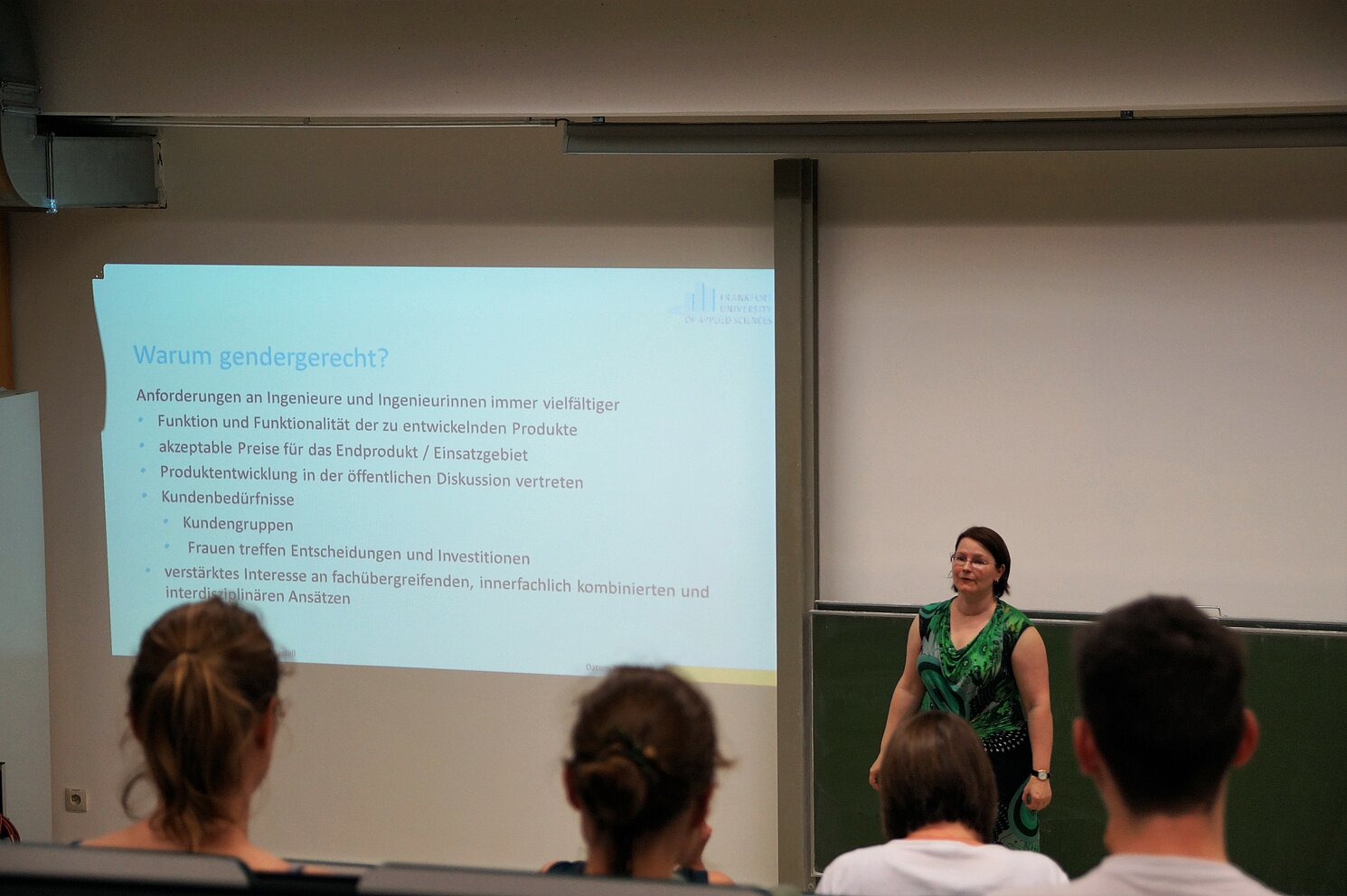 Prof. Dr. Kira Kastell, Frankfurt University of Applied Sciences beschäftigte sich mit der Frage „Vorurteile und Realität – brauchen wir eine gendergerechte Elektrotechnik?“