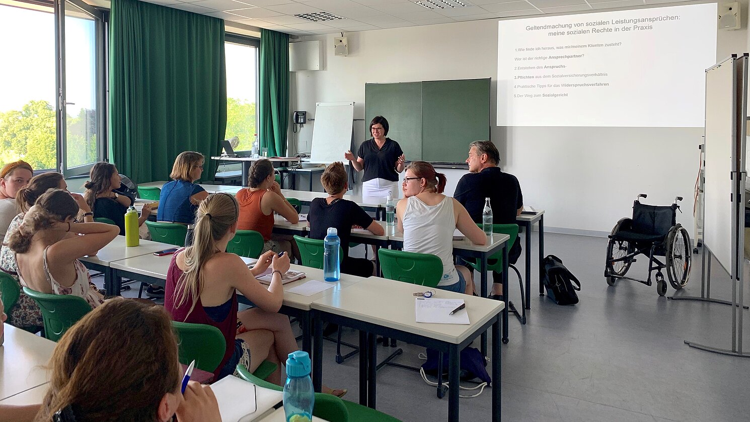 Susanne Wimmer, Richterin am Sozialgericht Regensburg, hielt im Juni 2019 einen Gastvortrag über die Geltendmachung von sozialen Leistungsansprüchen und die sozialen Rechte in der Praxis.