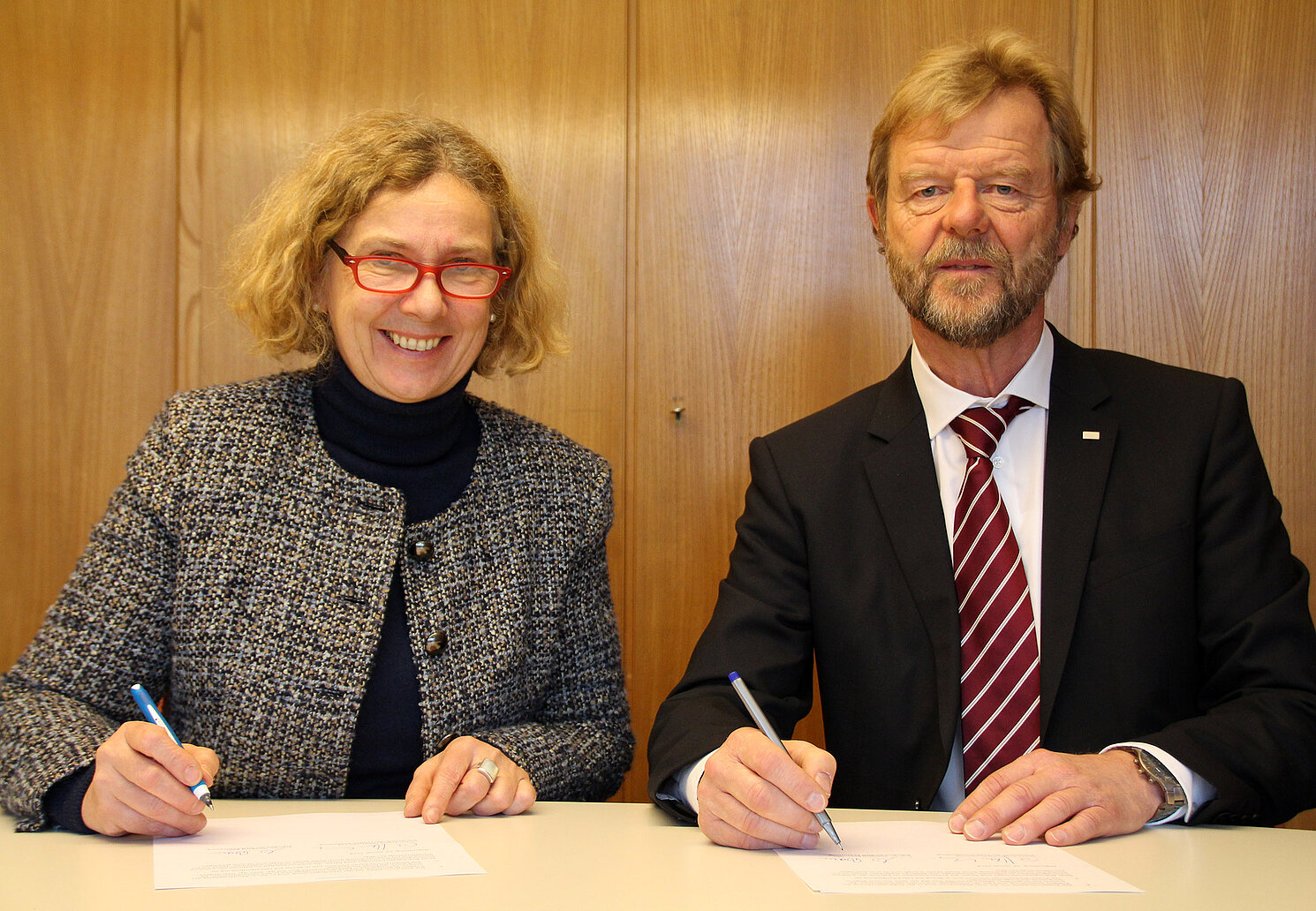 OStDin Angela Hendschke-Lug, Schulleiterin der FOSBOS Regensburg – Staatliche Fachoberschule und Berufsoberschule, und Prof. Dr. Wolfgang Baier, Präsident der OTH Regensburg bei der Vertragsunterzeichnung. Foto: OTH Regensburg