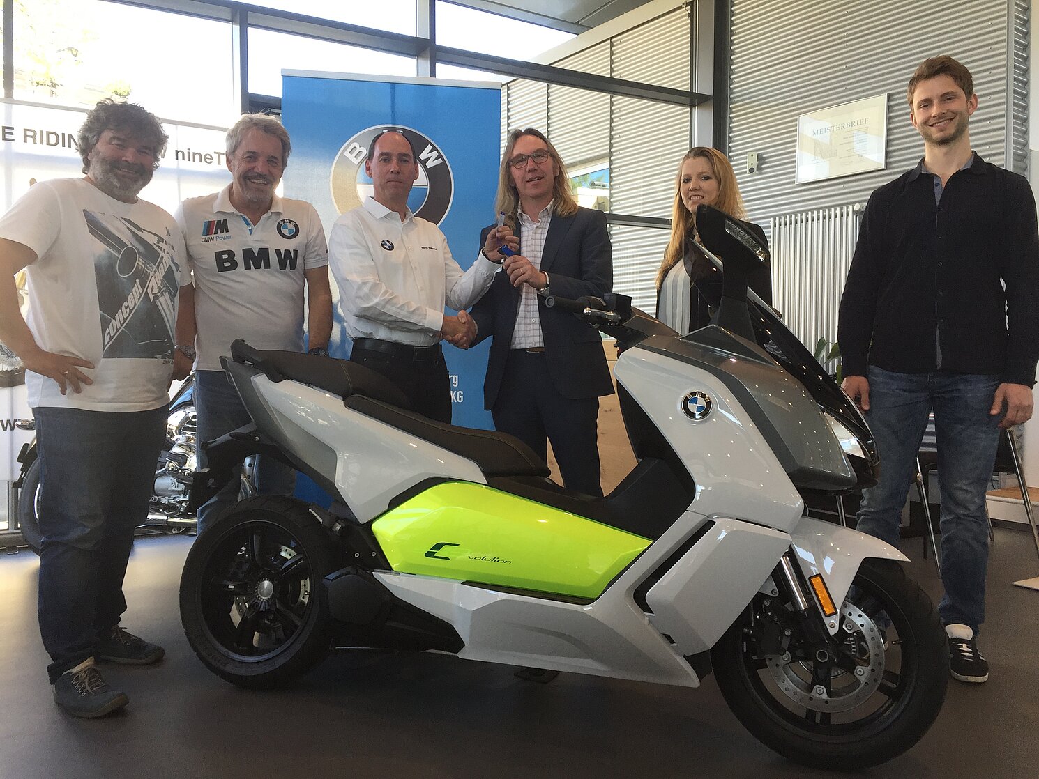 Bei der Übergabe des E-Rollers: (von links) Markus Brielmaier (Werkstattleiter PIA Motorradwelt), Gerd Eder (Geschäftsführer), Christian Duft (Gebietsleiter Aftersales BMW Motorrad München) Prof. Dr. Hermann Ketterl (OTH Regensburg) und Studenten Andr