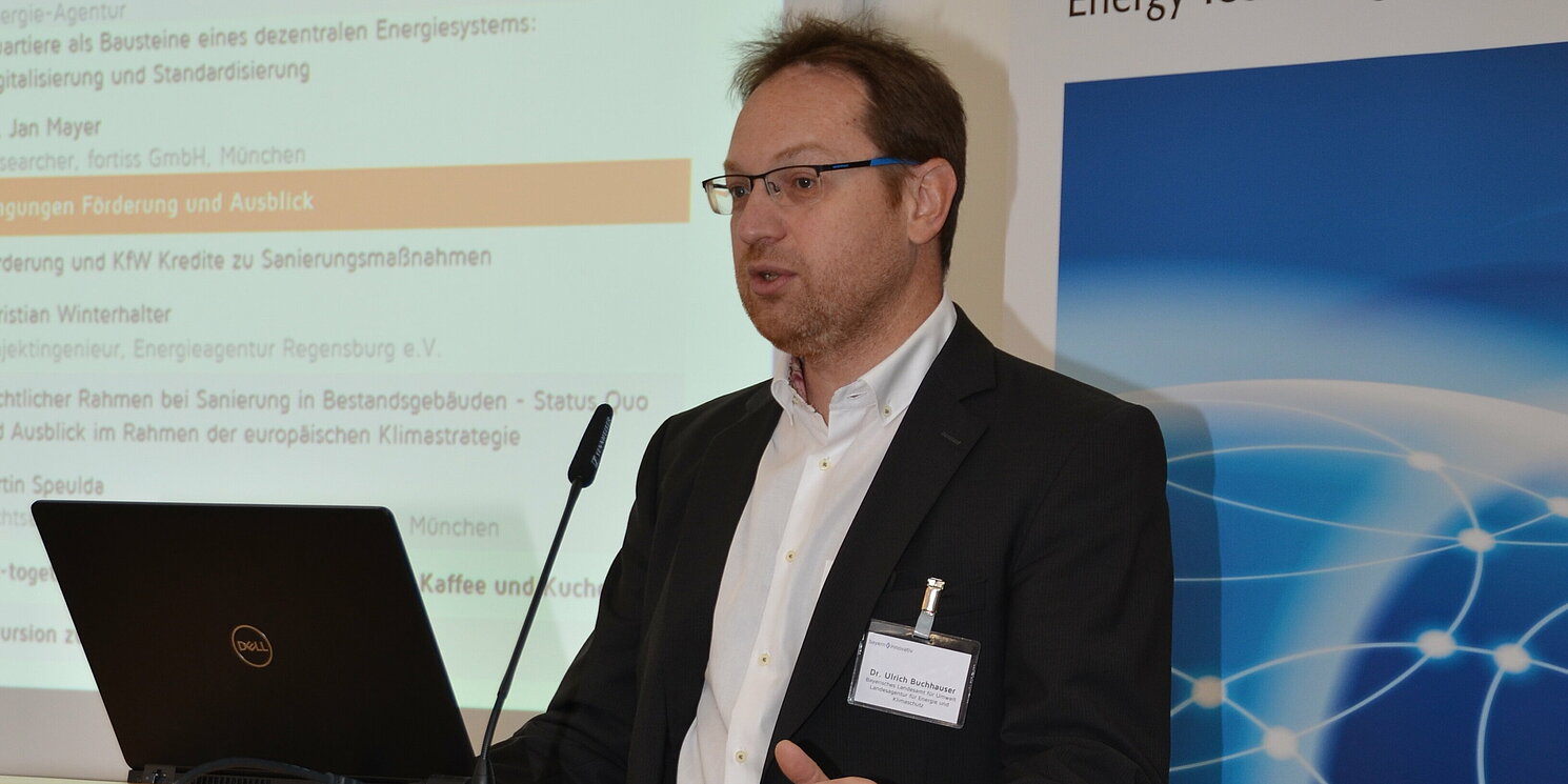 Dr. Ulrich Buchhauser bei der Eröffnung des Infotages am 06.10.2021 in der TechBase Regensburg. Foto: Bayern Innovativ GmbH (Theresa Ammon)