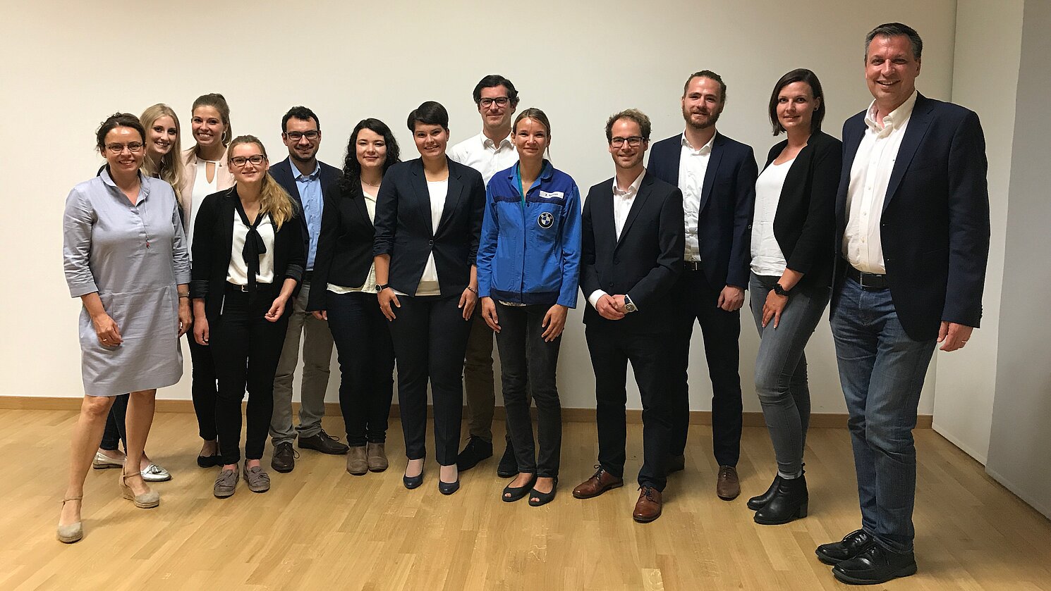 Prof. Dr. Susanne Nonnast (1. von links) mit den Studierenden aus dem Masterstudiengang HRM, die Projektbetreuerin von BMW Kerstin Niebler (2. Frau von rechts) und der Personalleiter des Werks Regensburg Alexander Bergmann (ganz rechts).