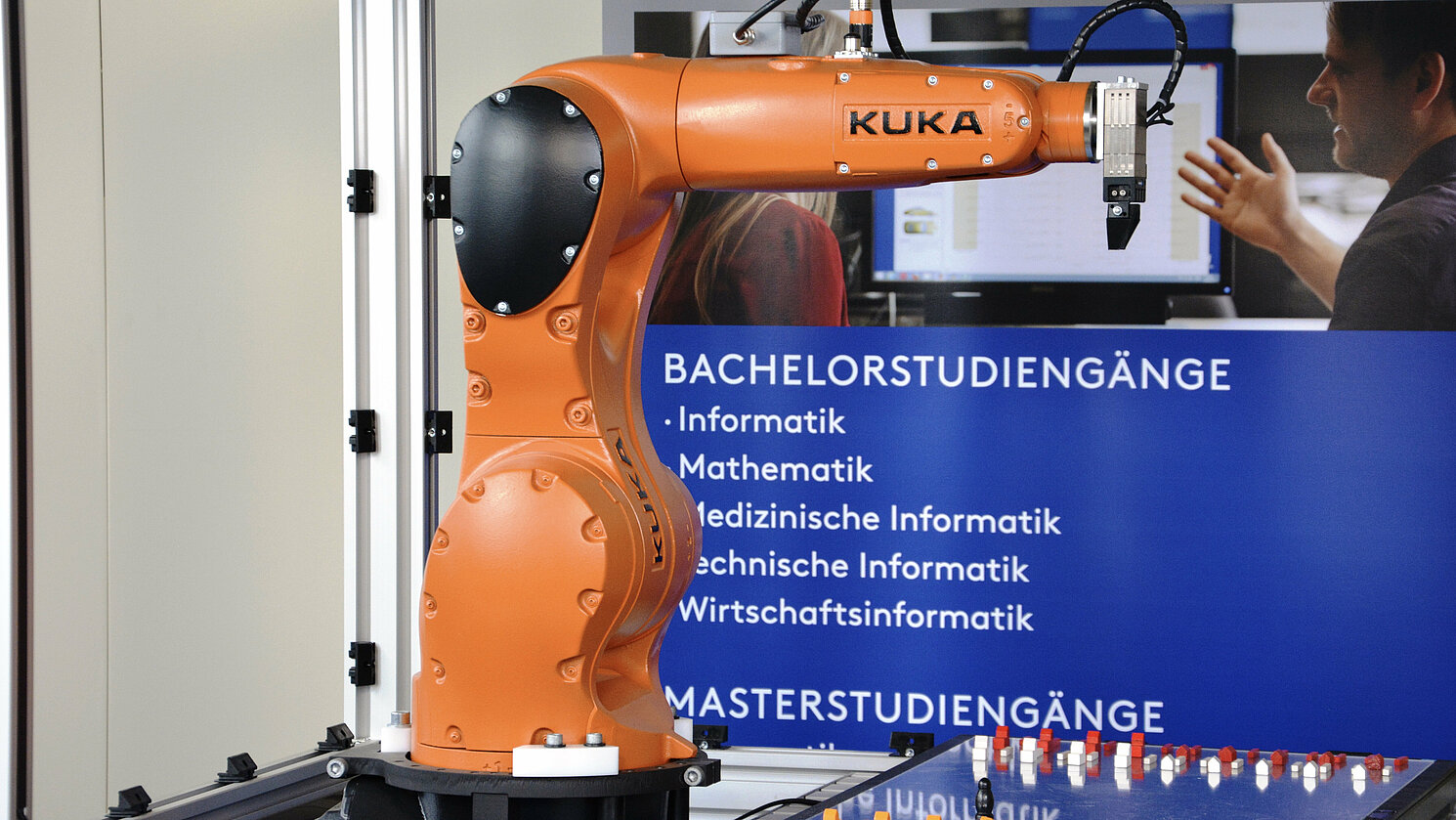 Weil der Tag der Mathematik der OTH Regensburg im Wintersemester 2020/2021 erstmals virtuell stattfand, nahmen neben Schüler*innen und Lehrkräften regionaler Schulen erfreulicherweise auch weiter entfernte Schulen teil. 
