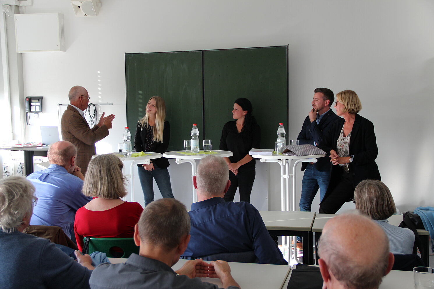 Im Gespräch (von links): Prof. Dr. Bernd Seidenstücker, Alumna (BA MU) Melanie Schmidhuber, Studentin (berufsbegleitend) Julia Heitzer, Alumnus und Jugendamtsmitarbeiter Daniel Engelbrecht sowie Gastgeberin Prof. Dr. Barbara Seidenstücker.
