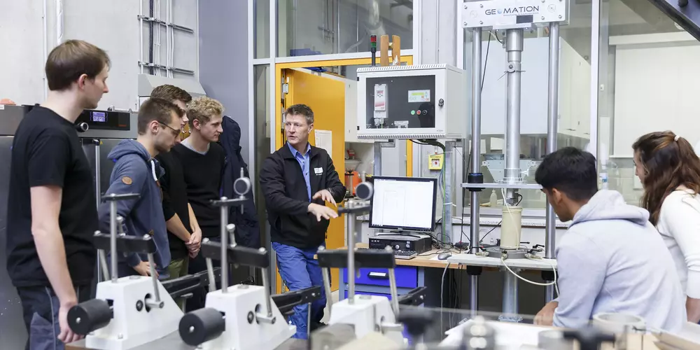 Studierende im Labor der Fakultät B
