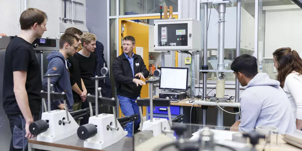 Studierende im Labor der Fakultät B