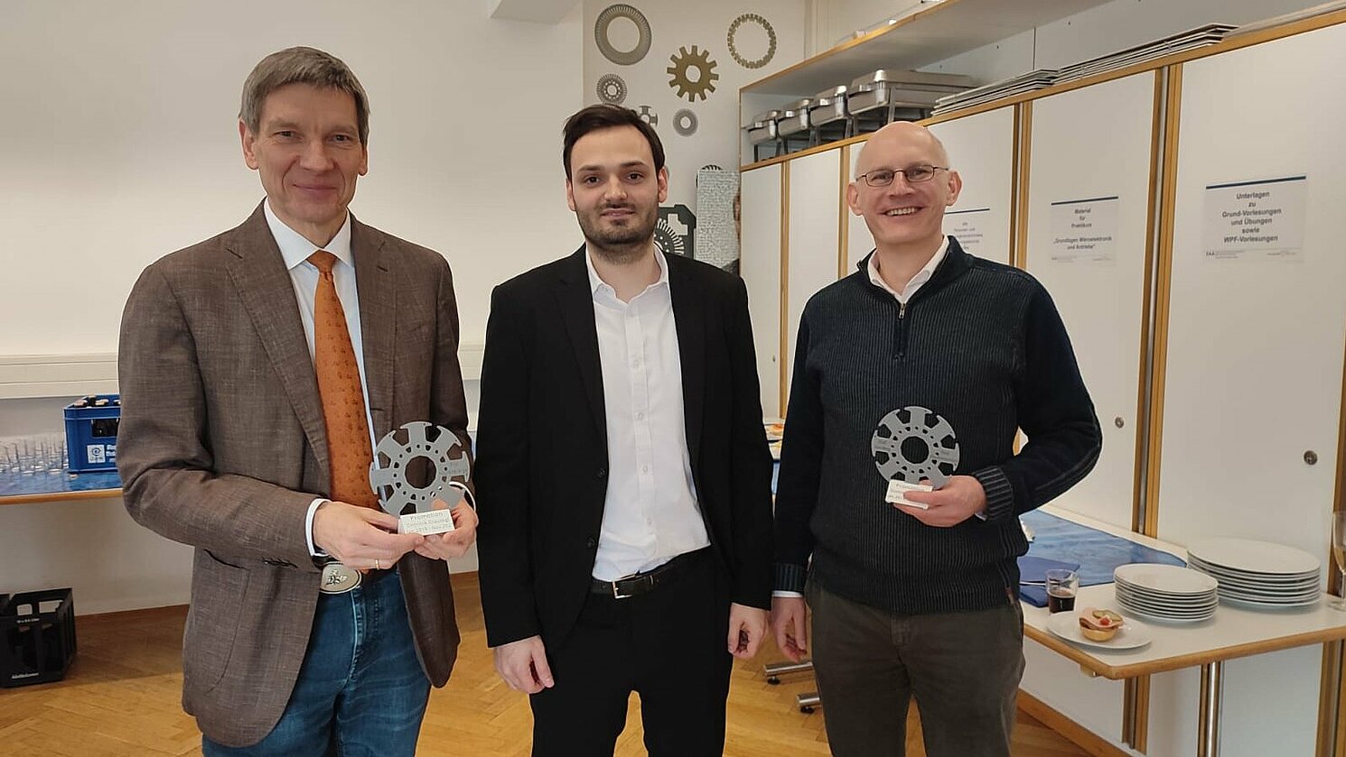 Von links: Prof. Dr. Dieter Gerling, Promovend Dominik Grauvogl und Prof. Dr. Bernhard Hopfensperger nach erfolgreich absolviertem Rigorosum an der Universität der Bundeswehr München.