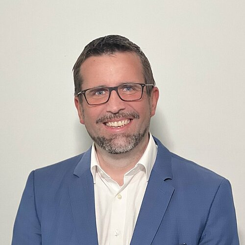 Portrait eines Professors der Fakultät Maschinenbau vor weißem Hintergrund