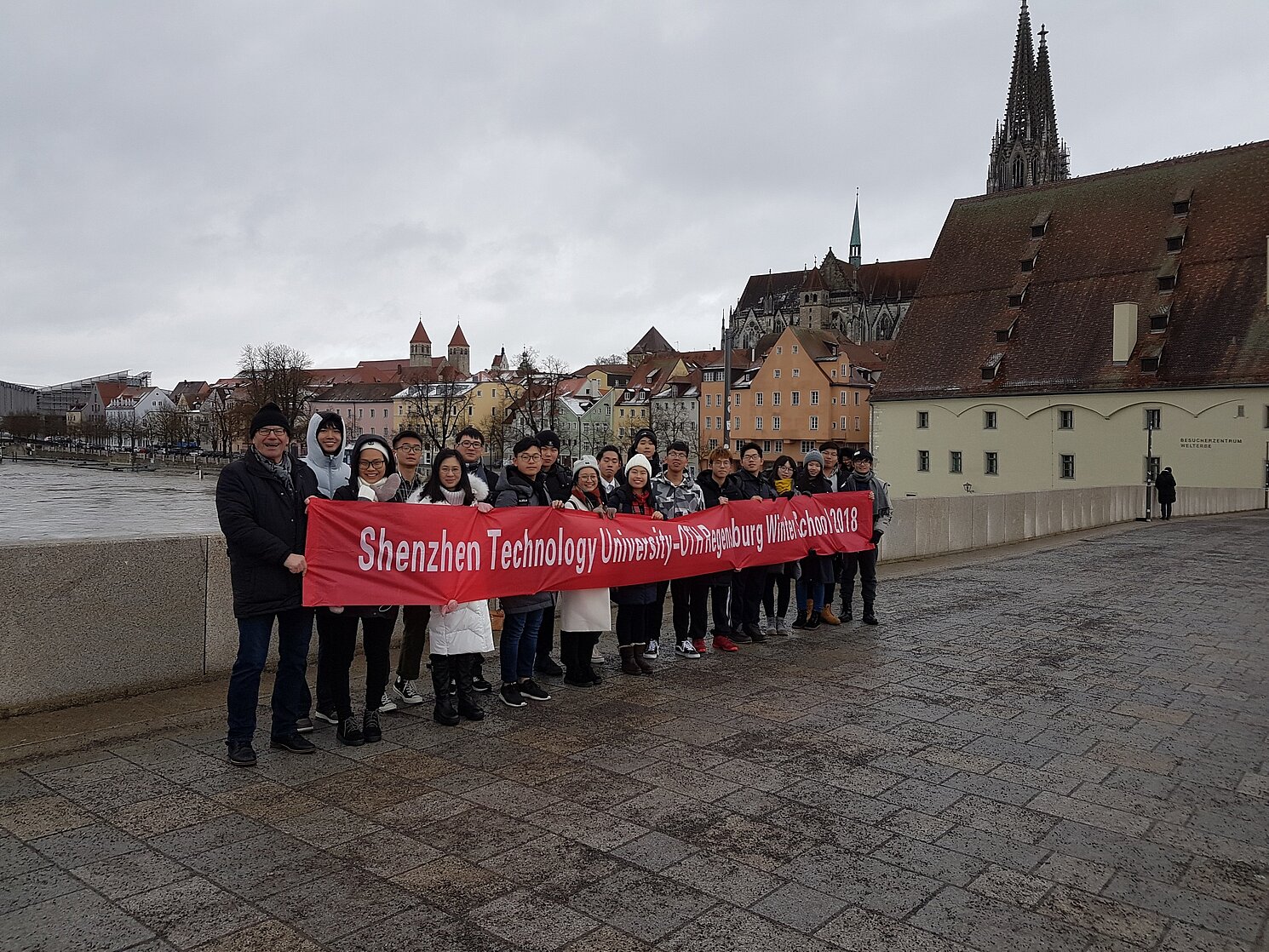 Studierende der Winter School mit Prof. Dr. Holger Haldenwang auf der Steinernen Brücke, Regensburg Studierende der Winter School mit Prof. Dr. Holger Haldenwang auf der Steinernen Brücke, Regensburg
