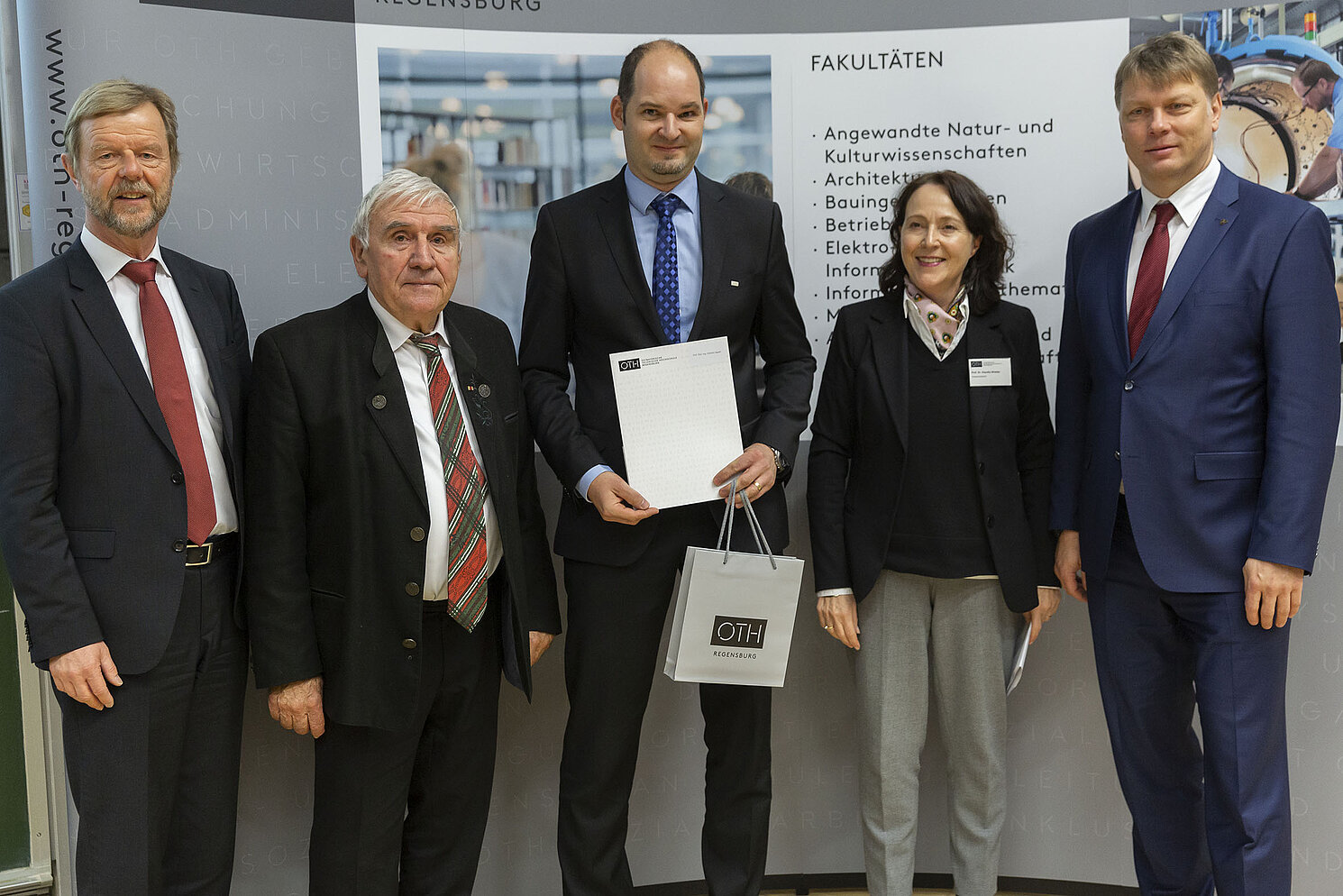 Den Preis für besondere Leistungen bei der Zusammenarbeit zwischen Wirtschaft und Wissenschaft erhielt Prof. Dr. Andreas Appelt. Auf dem Bild: (von links) Prof. Dr. Wolfgang Baier, Dipl.-Kfm. Gert Wölfel, der Preisträger, Prof. Dr. Klaudia Winkler und Dipl.-Ing. Jörg Recklies. 