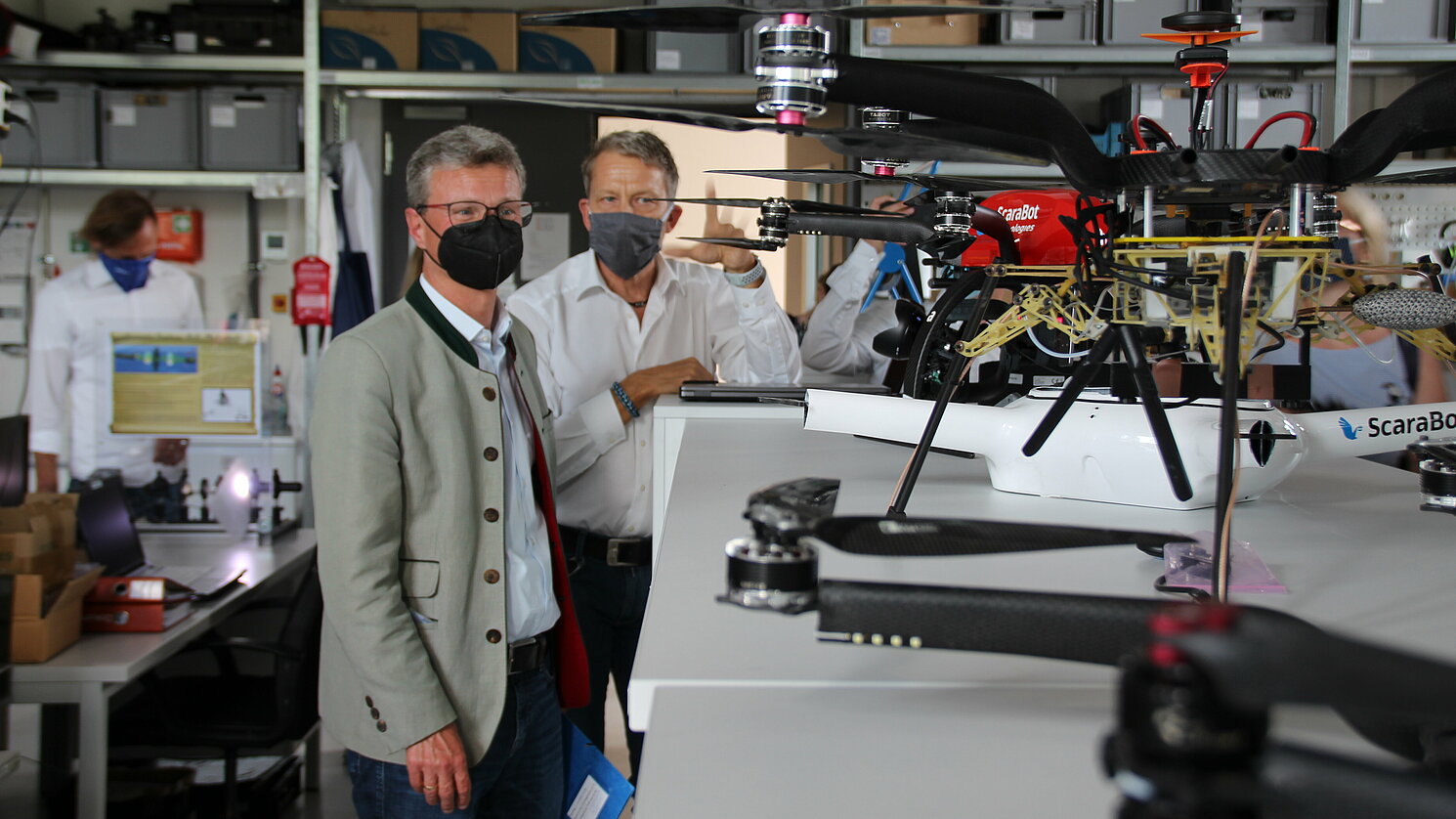 Wissenschaftsminister Bernd Sibler (li.) besucht das Sensorik-ApplikationsZentrum (SappZ) der OTH Regensburg. SappZ-Leiter Prof. Dr. Rudolf Bierl (re.) erläutert die Forschungsprojekte des Labors.