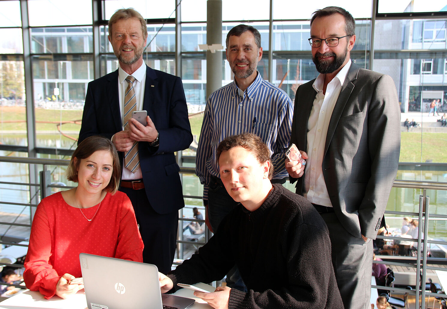 WLAN-Test in der Mensa: (hintere Reihe von links) Präsident Prof. Dr. Wolfgang Baier, Wolfgang Blümlhuber, Kanzler Peter Endres und (vordere Reihe von links) Viola Schneider und Adrian Hammes. Foto: Diana Feuerer, OTH Regensburg