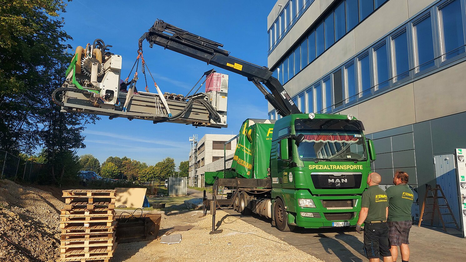 5-Achs-CNC-Fräsmaschine schwebt ein: Der Umzug der Fakultät Architektur vom Standort Prüfening in den Neubau auf dem Campus war ein logistischer Kraftakt. 