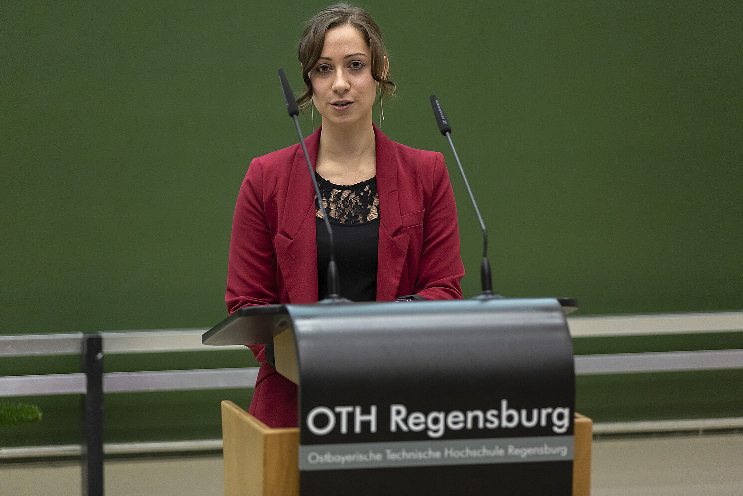 Viola Schneider, Studierendenvertreterin der OTH Regensburg, bei ihrem Grußwort der Studierendenvertretung.