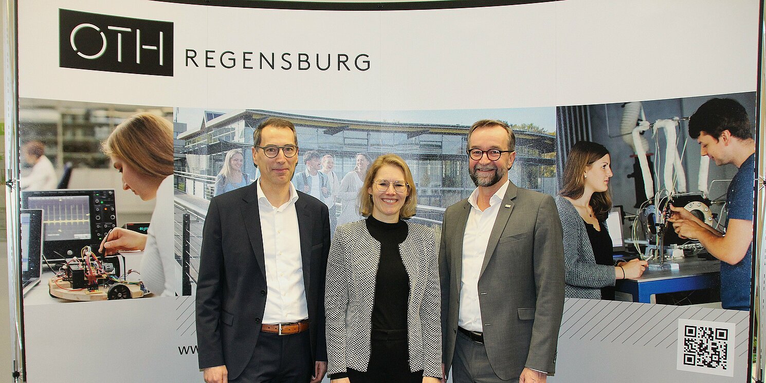 Kanzlerwechsel an der OTH Regensburg: Peter Endres (rechts) übergibt das Kanzleramt an Utto Spielbauer (links). Elisabeth Cramer ist neue Vizekanzlerin. Foto: OTH Regensburg/Carla Sure