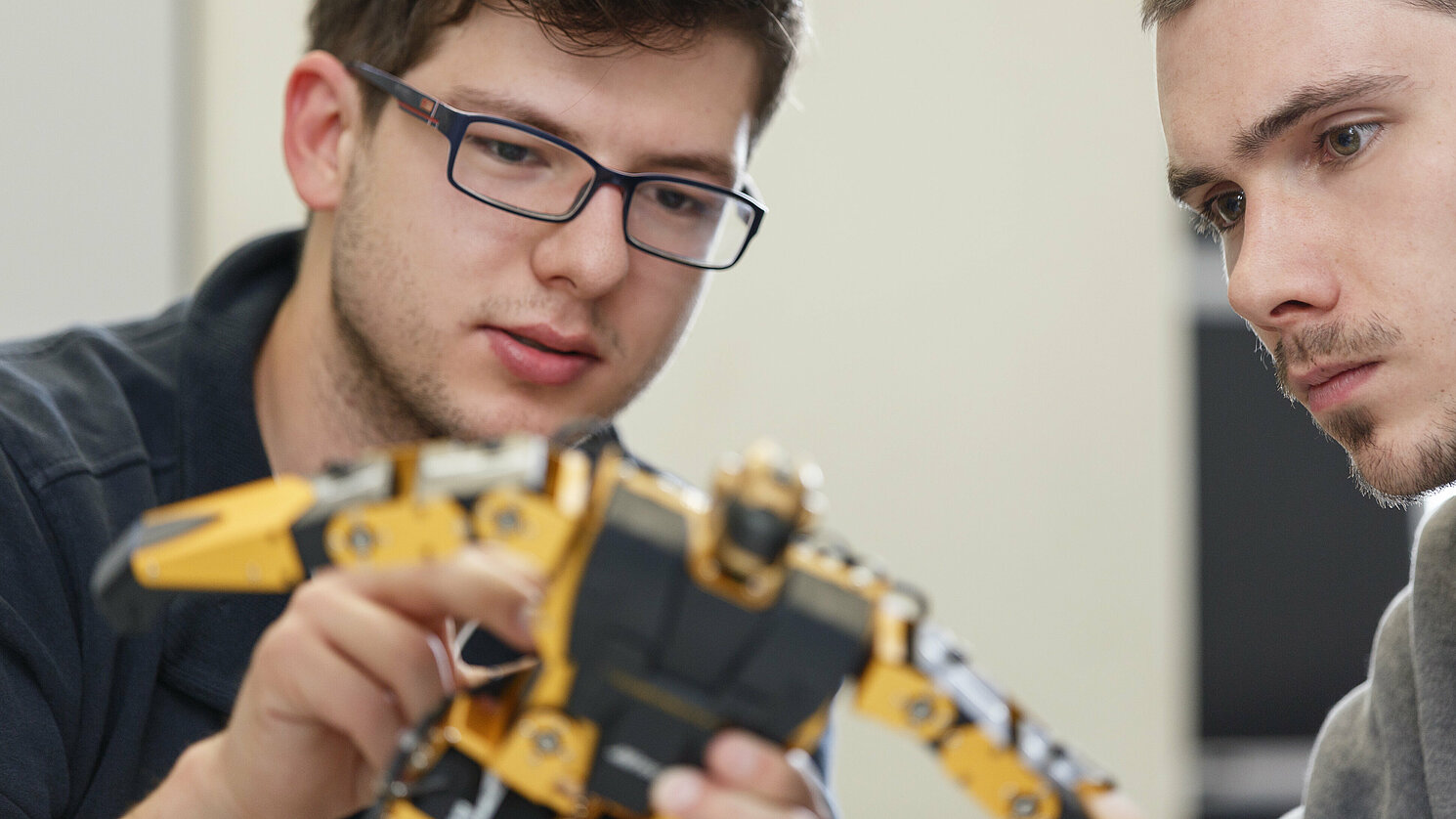 An der OTH Regensburg wird eine Lernbox entwickelt, mit deren Hilfe Studierende spielerisch digitale Kompetenzen erlernen sollen. Foto: OTH Regensburg/Florian Hammerich