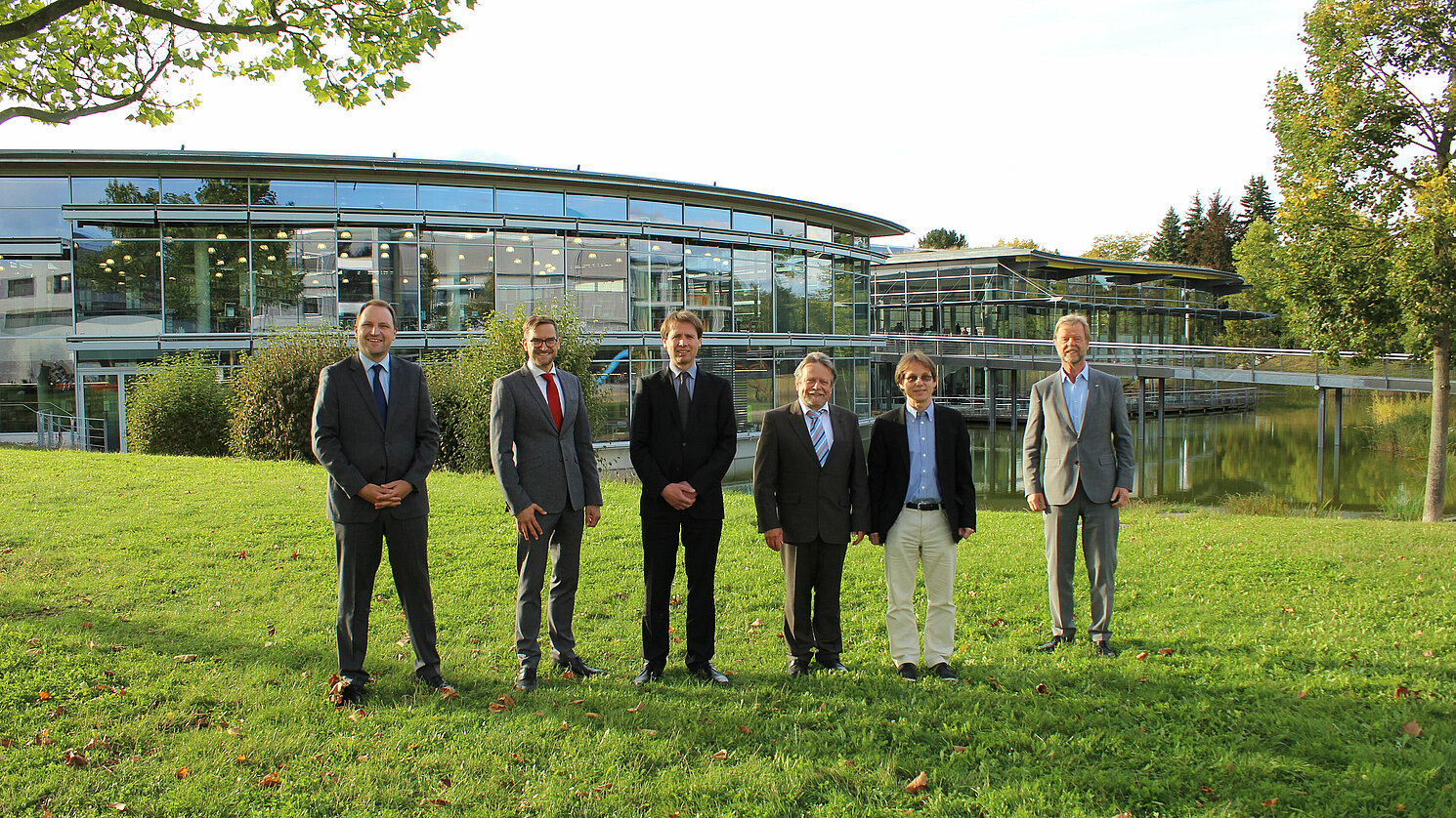 Starke Forschung an der OTH Regensburg: Die Professoren Christoph Höller (li.), Dr. Martin Kammler (3.v.li.), Alfred Lechner (3.v.re.) und Rupert Schreiner (2.v.re.) mit Präsident Prof. Dr. Wolfgang Baier (re.) und Prof. Dr. Oliver Steffens, Vizepräsident Forschung und Internationalisierung (2.v.li.).