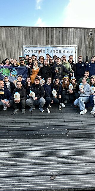 Gruppenfoto auf einer Holzterrasse.