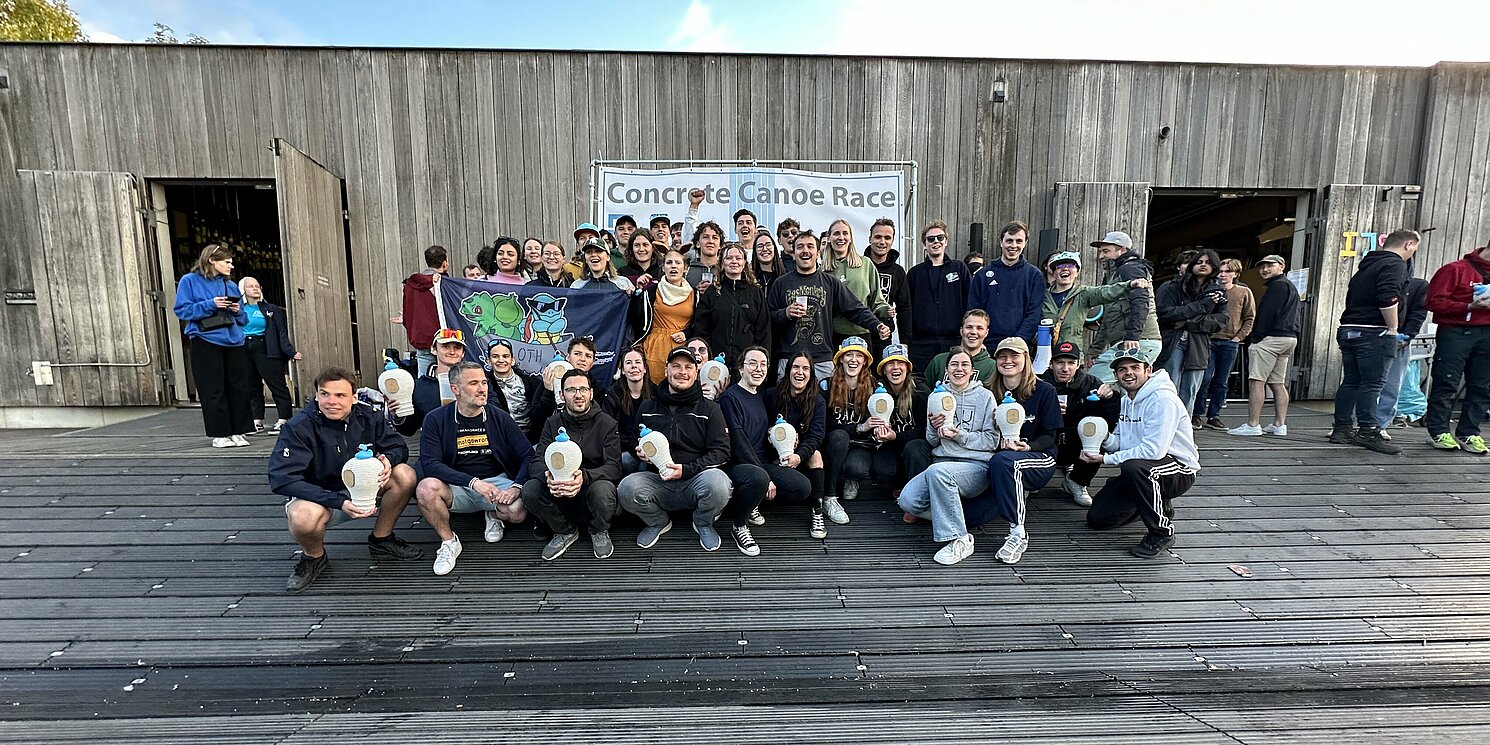 Gruppenfoto auf einer Holzterrasse.
