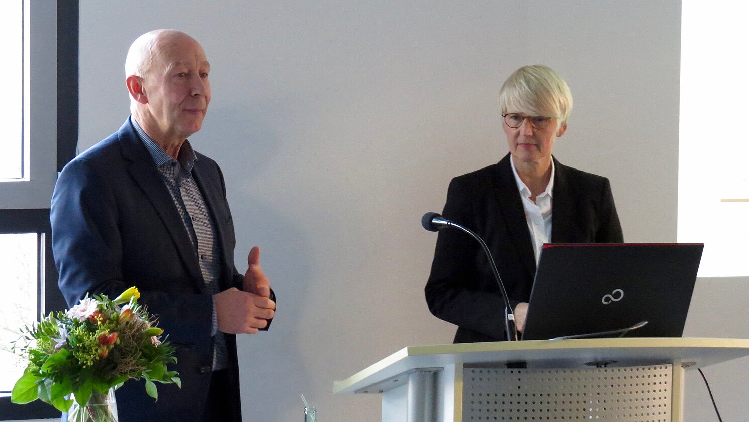 Von links: Prof. Dr. Thomas Knepper, Vizepräsident der Hochschule Fresenius, und Prof. Dr. Norina Lauer, Referentin und Professorin für Logopädie an der Fakultät Angewandte Sozial- und Gesundheitswissenschaften der OTH Regensburg.
