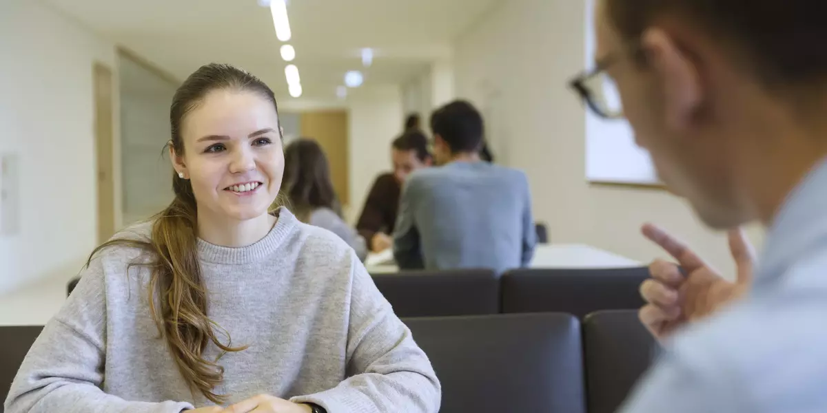 Studentin bei Beratung