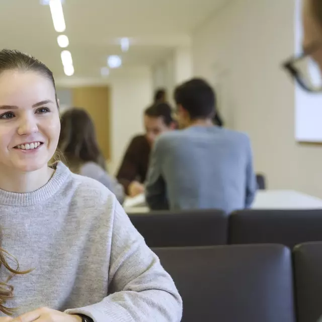 Studentin bei Beratung