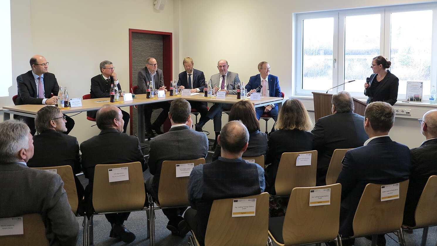 Im Gespräch zum Thema „Dezentraler Wirtschafts- und Wissenschaftsstandort: Chancen und Perspektiven für die Region“ (von links): Albert Füracker, Bernd Sibler, Prof. Dr. Peter Sperber, Prof. Dr. Wolfgang Baier, Willibald Gailler, Josef Bauer und Silke Auer.