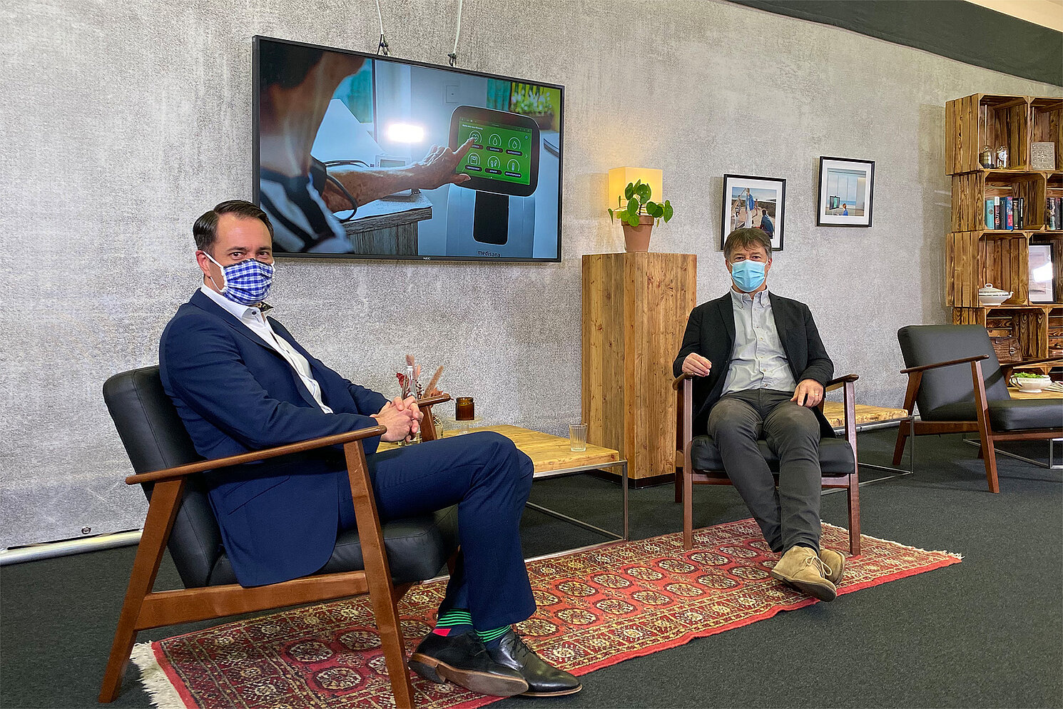 Im Studio: Matthias Walk (links), Moderator der virtuellen Tagung, zusammen mit Prof. Dr. Karsten Weber, Institut für Sozialforschung und Technikfolgenabschätzung der OTH Regensburg.