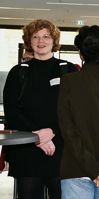 Personen stehen und unterhalten sich